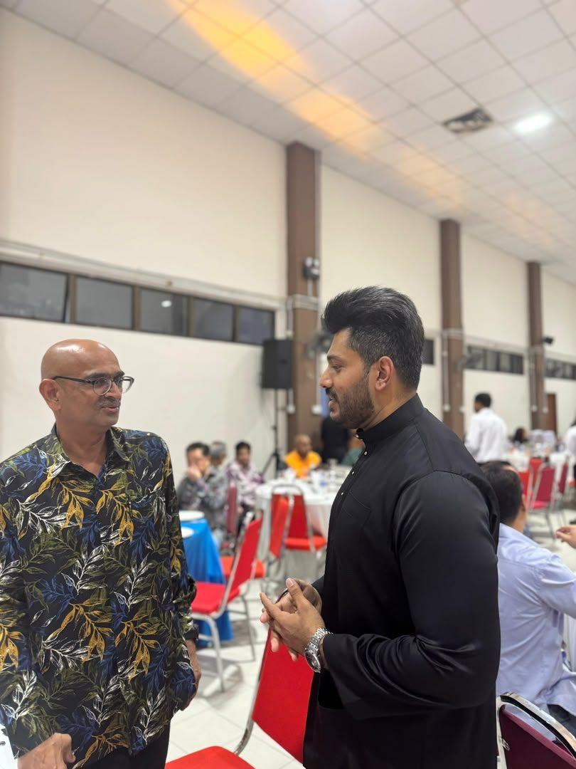 Two guests in conversation at an event